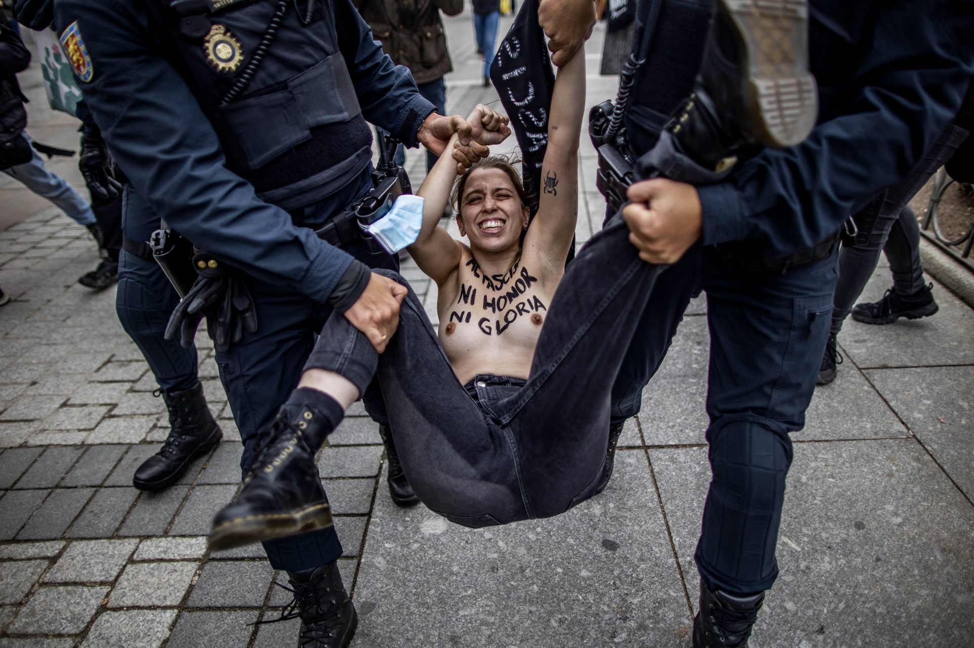 Lee más sobre el artículo Un año más Femen vuelve a hacer acto de presencia en el homenaje fascista a Franco y Primo de Rivera en la Plaza de Oriente de Madrid
