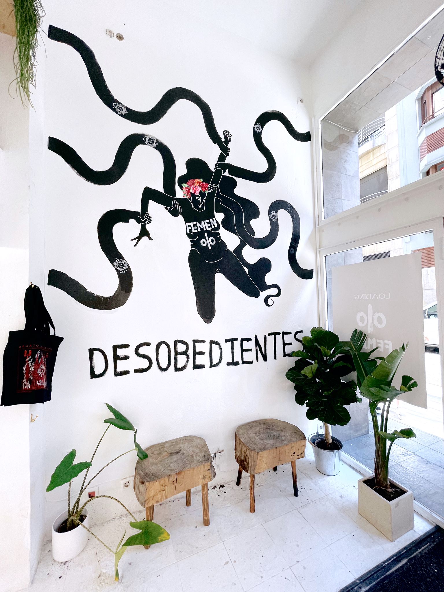 En este momento estás viendo La artista Lucy Henshall lleva a la pintura «Desobedientes: La Historia de FEMEN en España» en Loading… Xixón